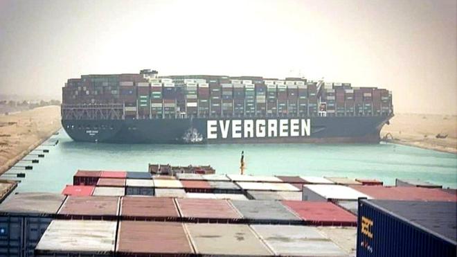 تسد ناقلة الحاويات إيفر غيفن، التي تديرها شركة إيفر غرين التايوانية، مجرى قناة السويس عرضا.