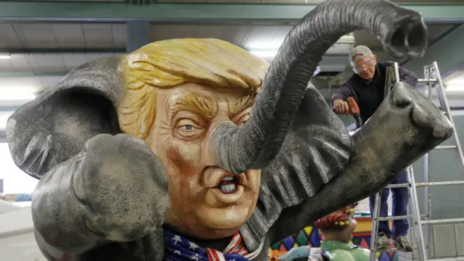 德国美因茨，特朗普的头像被放上了狂欢节彩车，他被形容为“中国商店里的大象”。尽管已经和中国领导人进行了直接接触，但特朗普仍然坚称中国为汇率操纵国。