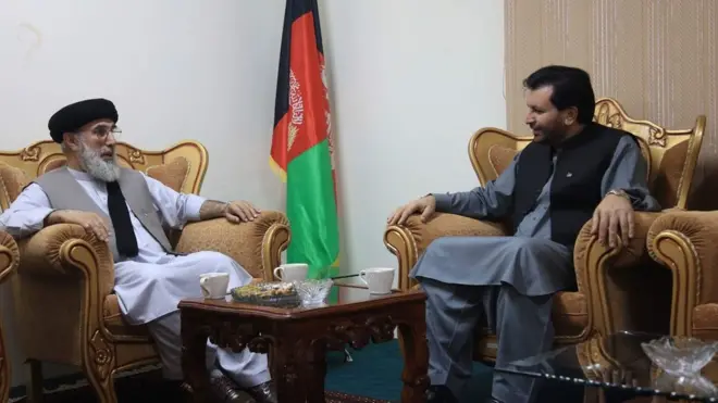 تازه‌ترین عکس منتشر شده از آقای حکمتیار که در لغمان با والی این ولایت دیدار کرده است