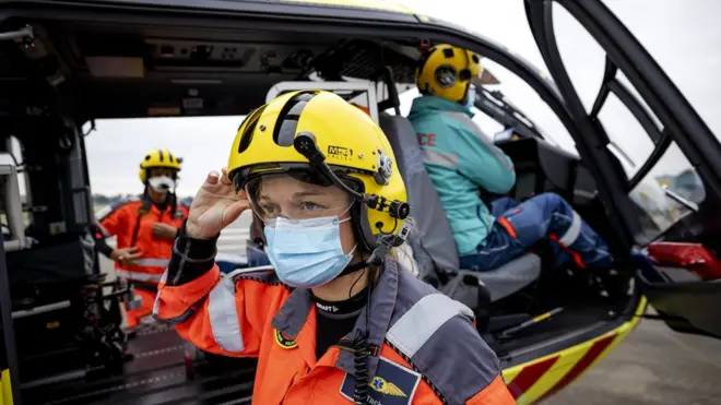 Hollandalı Covid-19 hastaları helikopterle Almanya'ya taşınıyor.