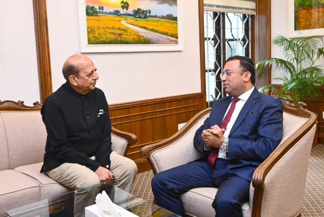 বাংলাদেশের প্রধানমন্ত্রীর পররাষ্ট্রবিষয়ক উপদেষ্টা হুমায়ুন কবির ও ভারতের নবনিযুক্ত হাইকমিশনার দিনেশ ত্রিবেদীর সৌজন্য সাক্ষাৎ
