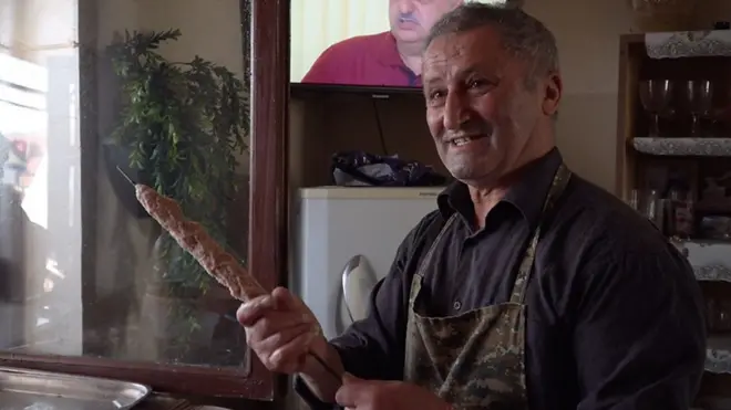 "Военное время - какие клиенты". Как живет одно из немногих открытых кафе Степанакерта