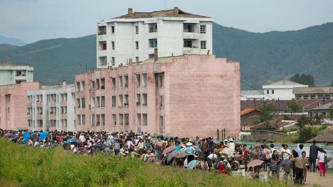 함흥에 있는 장마당에 몰린 북한 주민들