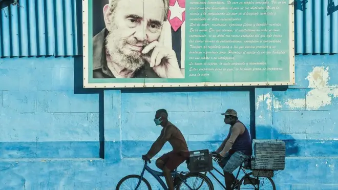 iki bisikletli ve castro fotoğrafı