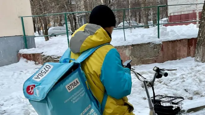 Россия меҳнат муҳожирларига ўз эгасининг юзининг электрон тасвири ва бармоқ изларини ўз ичига олган чипли карта кўринишидаги патент бера бошлайди