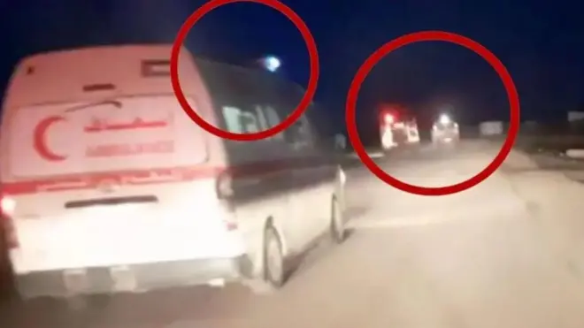 Машины скорой помощи с включенными проблесковыми маячками 