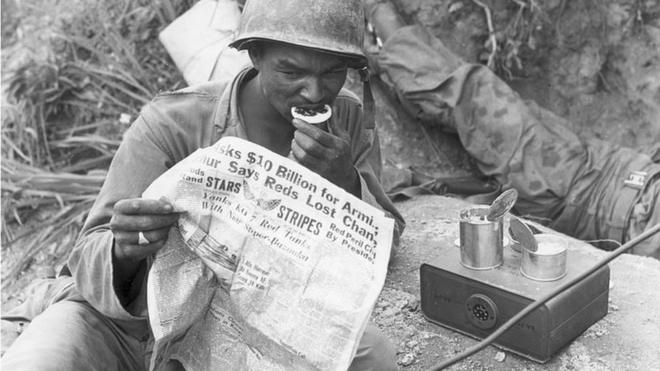 1952年朝鮮戰爭中，美軍士兵在讀《星條旗》報。