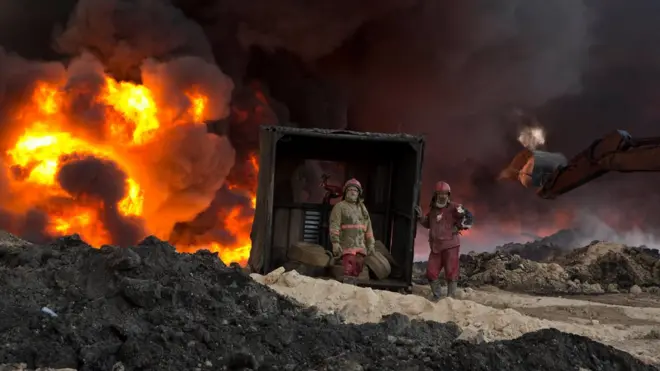 قوات الإطفاء تخمد النيران التي أشعلها مسلحو تنظيم الدولة في أحد آبار النفط