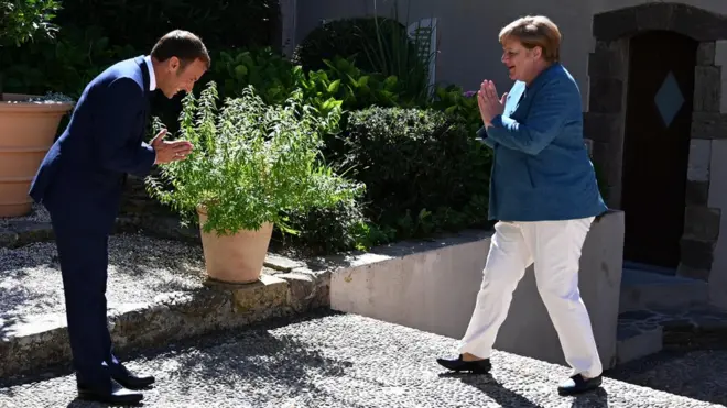 Макрон менен Меркель жолугушкан учурда кол алышкан жок