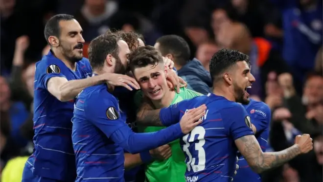 Penjaga gawang Chelsea, Kepa Arrizabalaga (tengah), tampil sebagai pahlawan dengan mementahkan tendangan dua pemain lawan.
