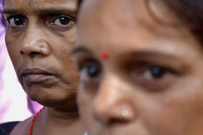 राजकोट हादसे के बाद अस्पताल के बाहर पीड़ितों के रिश्तेदार