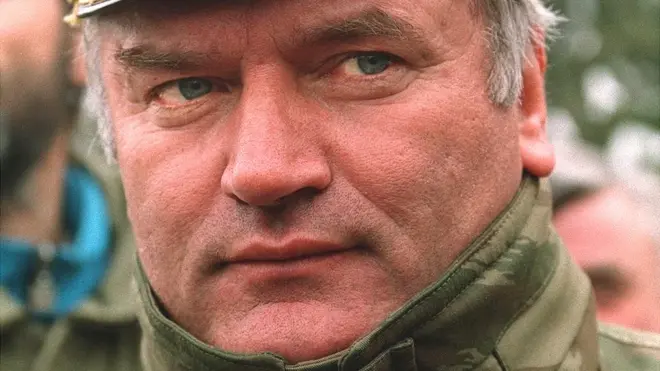 Mladic durante la guerra de Bosnia. El exgeneral comandó las tropas que asesinaron a cerca de 8.000 hombres y niños en Srebrenica en 1995.