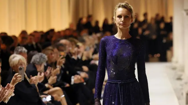 2025年9月28日，在义大利米兰举行的2026年米兰女装春夏系列乔治·阿玛尼时装秀上，阿格尼丝·佐格拉（Agnese Zogla）在走秀。