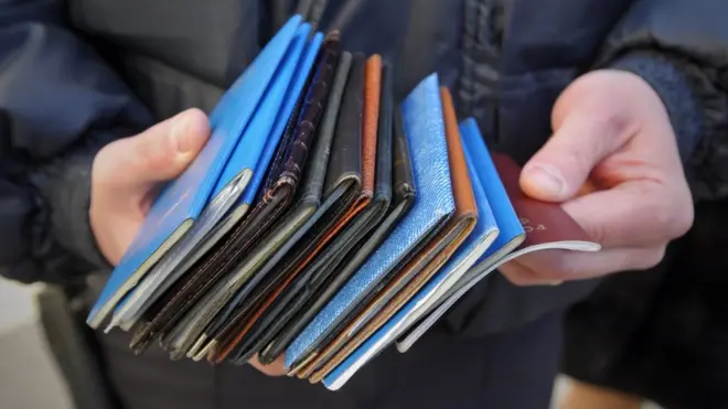 стопка иностранных паспортов