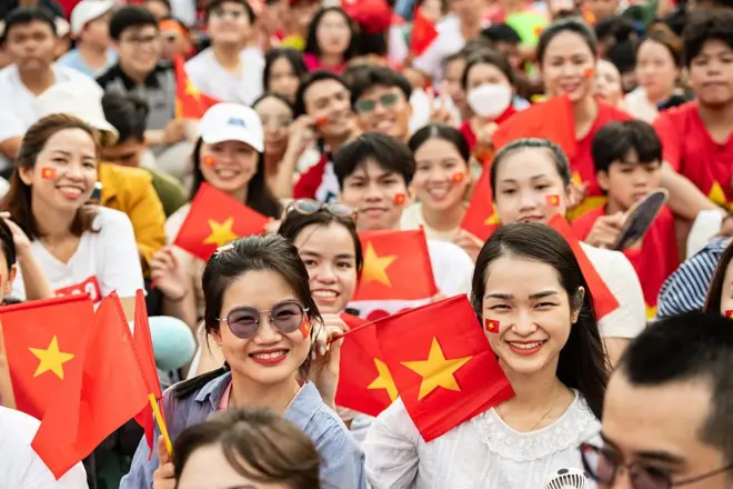 Người dân đi xem lễ diễu binh, diễu hành dịp 30/4/2025 tại TP HCM