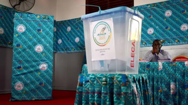 One man sidon wit box dem take dey count votes