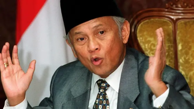 Habibie, menjadi presiden RI ketiga, menjabat dari Mei 1998 hingga Oktober 1999.