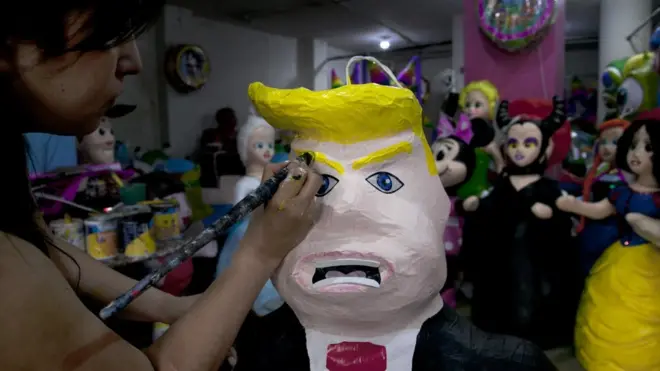 Los ha tratado de estafadores, traficantes y violadores. En México Donald Trump se convirtió en un villano casi de caricatura. De hecho, es una de las más populares piñatas para reventar a golpes en los cumpleaños.
