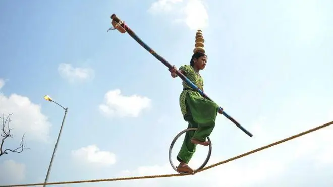 తాడుపై నడుస్తూ ప్రదర్శన ఇస్తున్న యువతి