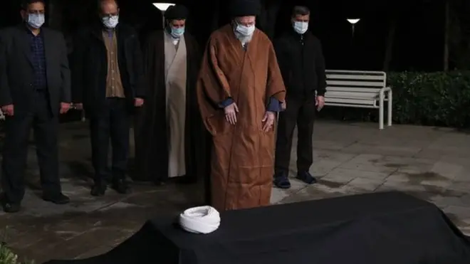 نماز میت آیت الله خامنه ای بر جنازه مصباح یزدی