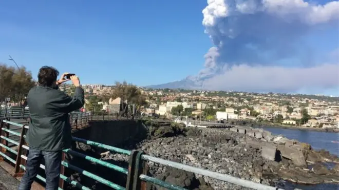 Autoridades locais dizem que ocorreram maisbet365 loto130 tremores na região do vulcão Etna,bet365 lotopoucas horas