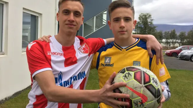 Na pitanje - da li bi pre igrao za Srbiju ili za Island, Đorđe kaže „ja bih najradije da odem preko"