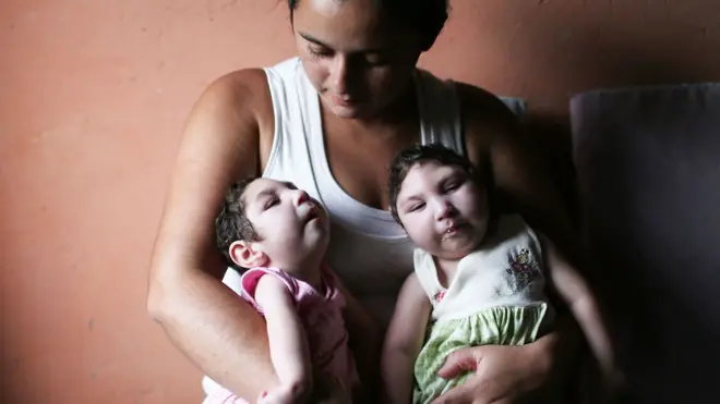 Raquel con sus mellizas de 8 meses Eloa y Eloísa