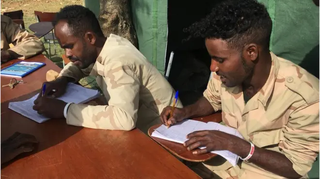 በዛላምበሳ የፀጥታ ኃይሎች ድንበሩን የሚያቋርጡ ሰዎችን ሲመዘግቡ