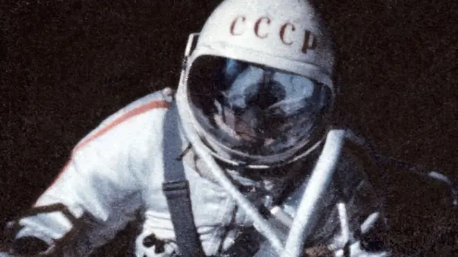 Sovjetski kosmonaut Aleksej Leonov je napravio prvi kroak u svemiru