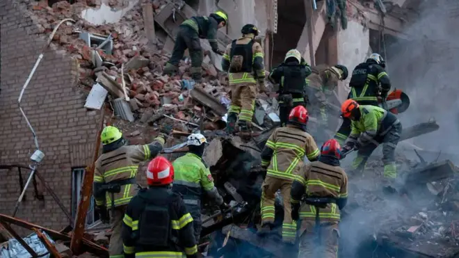 Пожежники на руїнах