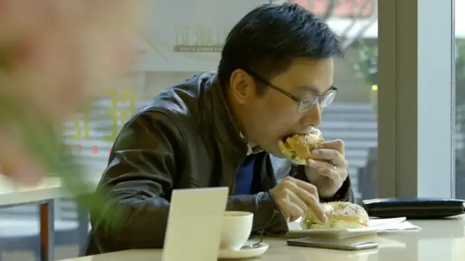 Овқат еяётган одам