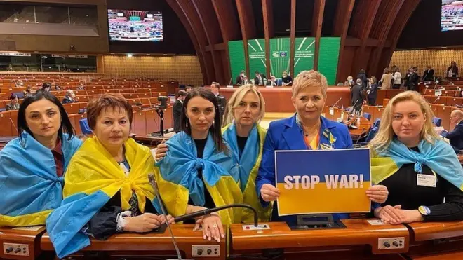 У березні депутатка Юлія Вусенко (третя зліва) їздила в Страсбург в Раду Європи, а тепер так само безпроблемно цього зробити не зможе