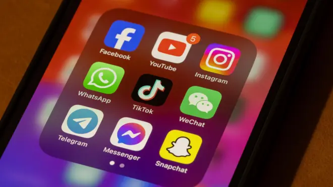 sosyal medya platformlarının logolarını gösteren bir cep telefonu ekranı