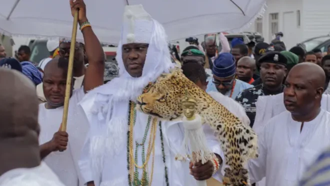 Ooni Ile Ife Ọba Adeyeye Ogunwusi ninu aṣọ funfun pẹlu awọ ẹkun lara aṣọ naa
