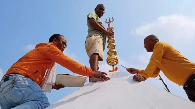 दुर्गामाता मन्दिर बनाउँदै स्थानीय वासिन्दा