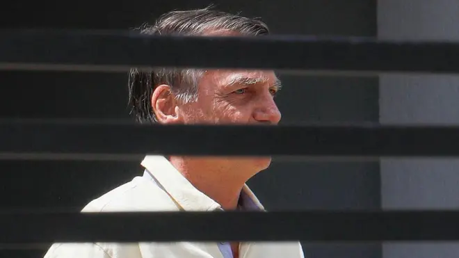 Bolsonaro detrás de la verja de su residencia en Brasilia