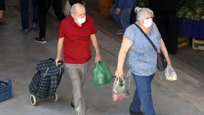pazarda alışveriş yapan çift