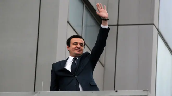 Aljbin Kurti pozdravio je svoje pristalice sa terase zgrade Vlade Kosova samo dan pre nego što je smenjen sa te funkcije