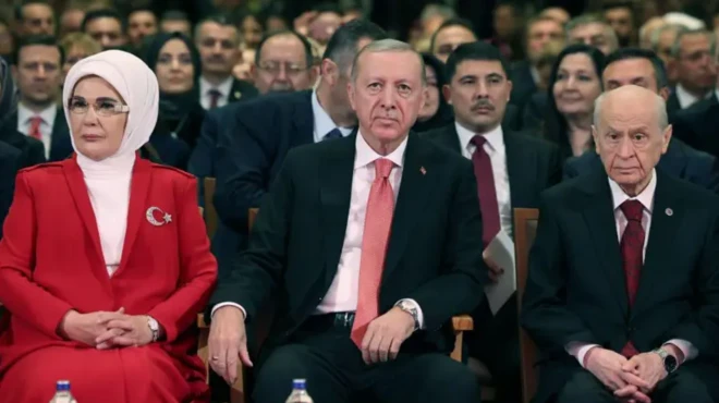 اردوغان در مراسمی روی صندلی نشسته