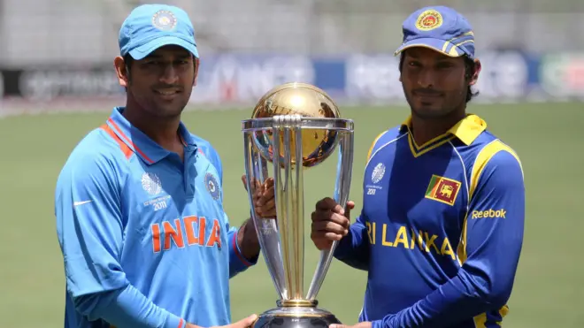 MS Dhoni and Kumar Sangakkara with the World Cup trophy