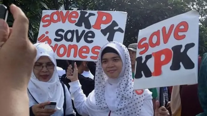 Pegiat antikorupsi menuding wacana revisi UU KPK merupakan upaya untuk melemahkan KPK.