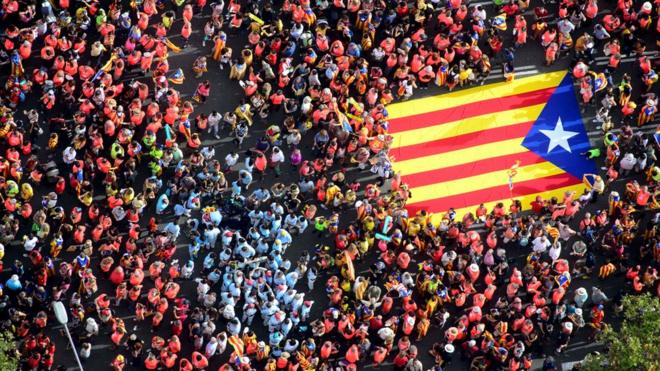 Демонстранти з прапором Каталонії
