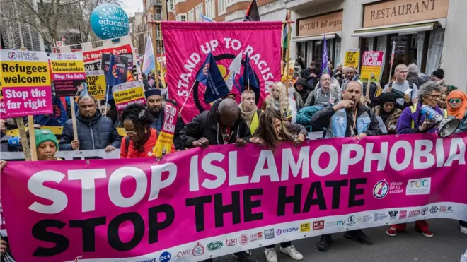 متظاهرون يحملون لافتة ضد الإسلاموفوبيا ضمن تظاهرة أكبر ضد العنصرية والإسلاموفوبيا ومعاداة السامية وسط لندن,
