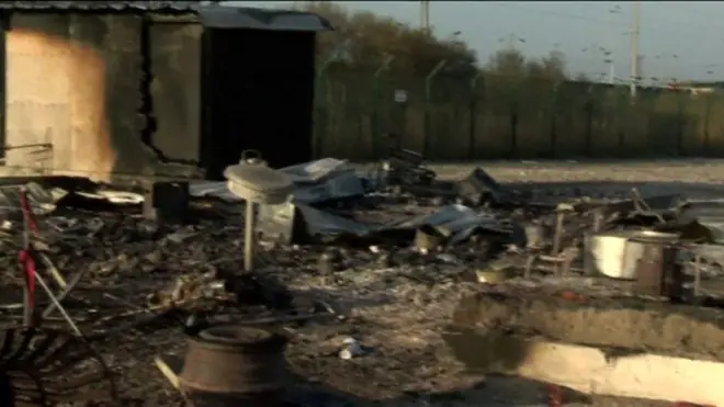 یک اردوگاه پناهجویان در فرانسه در آتش سوخت و تخریب شد. حدود 1500 مهاجر و پناهجو اکثرا از کردهای عراق و عده ای هم از ایران و افغانستان در این اردوگاه زندگی می کردند.