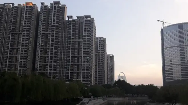 Khu tái định cư Liede, tòa nhà bên phải là khách sạn của công ty Liede đang được xây