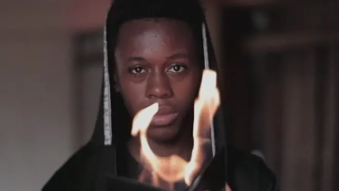 Ce jeune Nigérian vous éblouira avec ces tours de magie