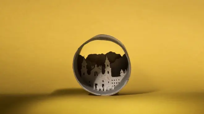 Esta pieza describe a Bogotá, la capital de Colombia. En ese país suramericano, casi el 15% de la población urbana no tiene acceso a un baño privado y seguro.