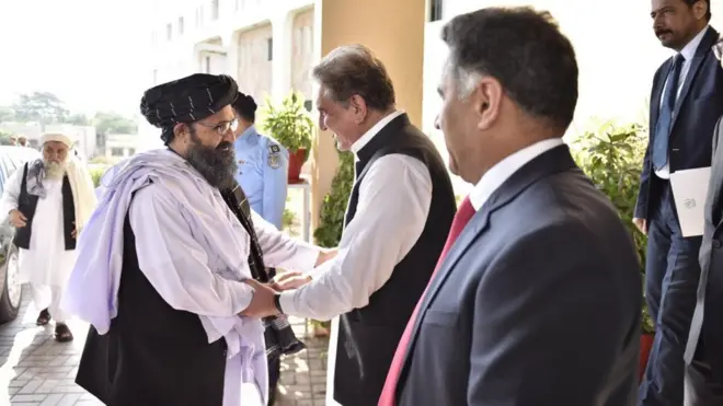 د طالبانو مرستیال مشر له قریشي سره روغبړ کوي.