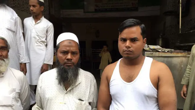 गाज़ियाबाद के केला भट्टा इलाक़े में प्रशासन ने मीट की दुकाने बंद करवा दी हैं जिससे लोग परेशान हैं.