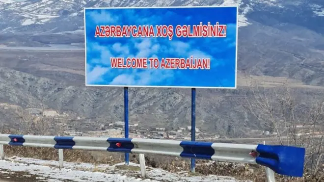 Qafan-Gorus avtomobil yolunun Azərbaycandan keçən hissəində basdırılan məlumat tablosu